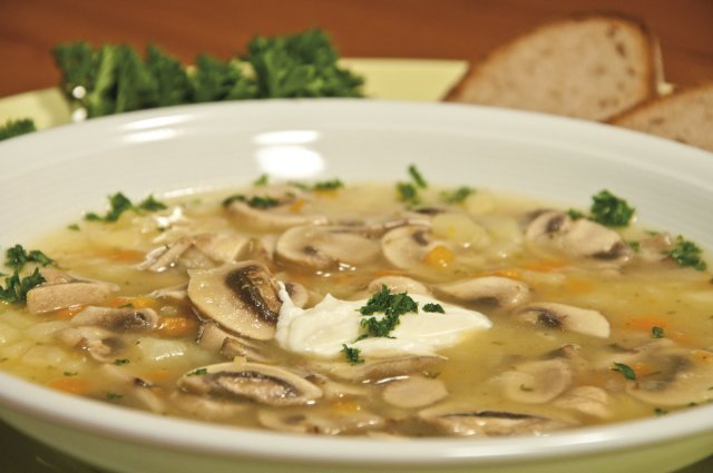 Pilz-Rezepte: Champignon-Kartoffel-Suppe mit Karotte und Zwiebel