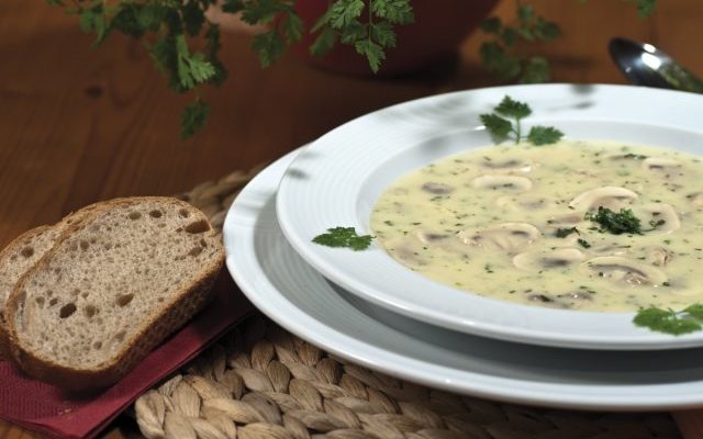Pilz-Rezept: Champignon-Kräuter-Suppe