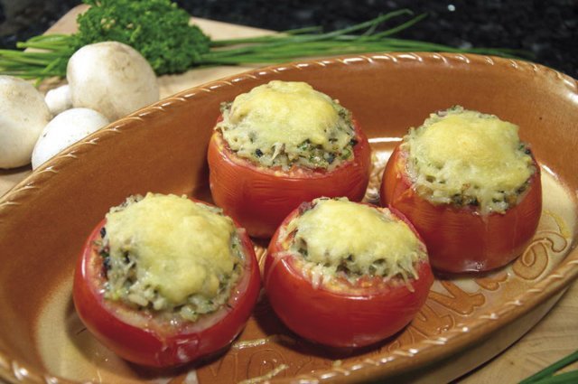 Pilz-Rezepte: Mit Champignons gefüllte Tomaten – mit Käse überbacken