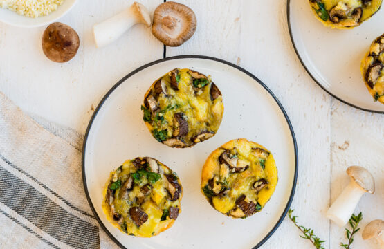 Drei Eier-Muffins mit Pilzen auf einem Teller