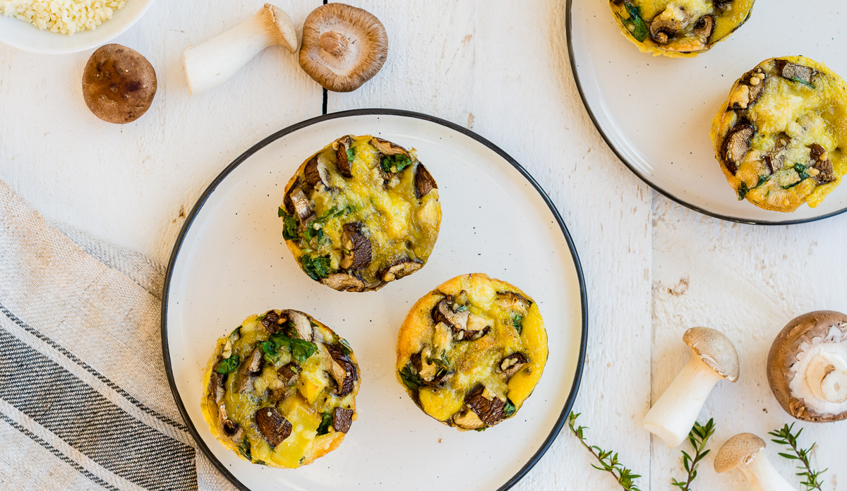 Drei Eier-Muffins mit Pilzen auf einem Teller